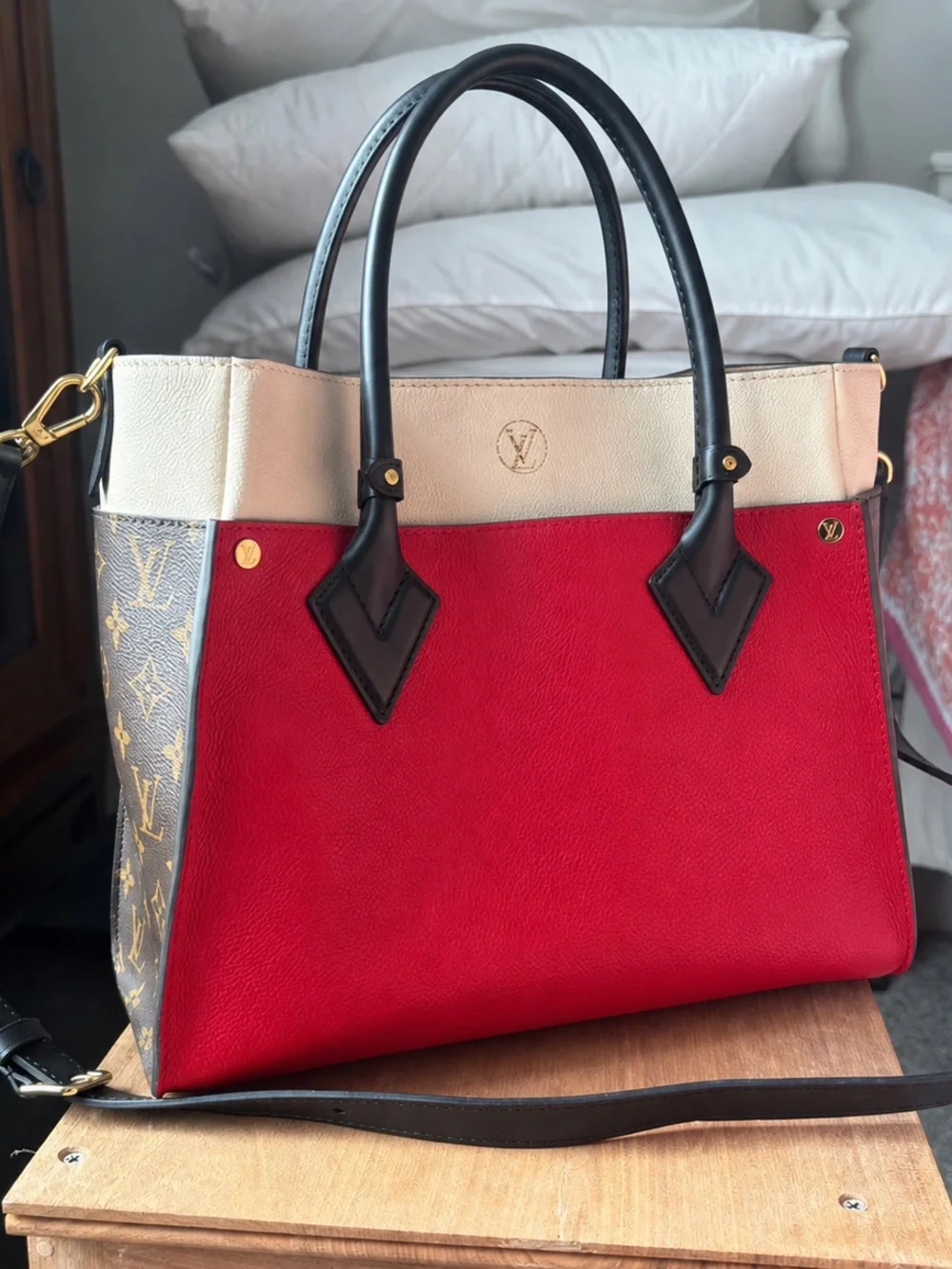 Louis Vuitton on my side MM red/cream/monogram